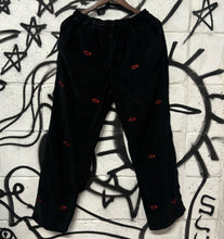 Load image into Gallery viewer, BLACK COURDUROY MINI EMBROIDERED LIPS LOGO STRAIGHT FIT
